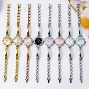 Montre à quartz minimaliste pour femme avec cadran rond et bracelet jonc en métal varié