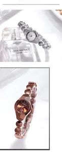 Détail du cadran hexagonal en verre facetté et bracelet à maillons polis pour femme