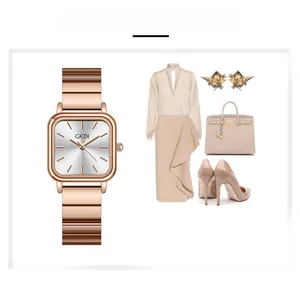 Gros plan d'une montre carrée en or rose assortie à des talons hauts et un sac à main chic