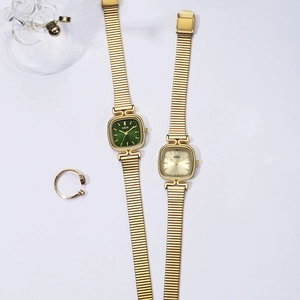 Élégantes montres dorées pour femmes avec cadran carré et bracelet en maille sur fond blanc