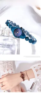 Vues détaillées de montres à quartz pour femmes avec verre géométrique et bracelet à maillons