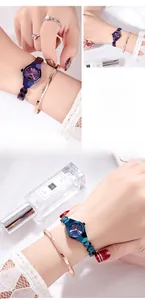 Détail de la petite montre à quartz GEDI pour femme avec bracelet violet géométrique