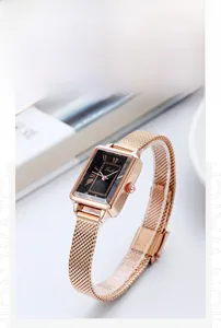 Détails de la montre carrée GEDI or rose avec cadran noir et chiffres romains sur bracelet maille