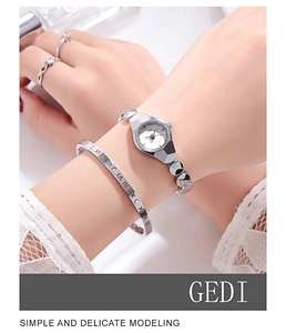 Gros plan sur la montre à quartz GEDI en argent et le bracelet aux chiffres romains