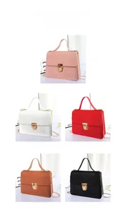 Cinq coloris disponibles pour ce sac à bandoulière matelassé avec chaîne dorée et motif en V