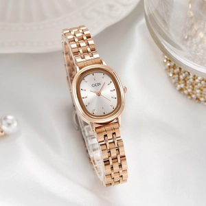 Montre femme élégante ovale en or rose avec cadran vert et bracelet métallique minimaliste