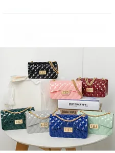 Détails des sacs jelly en PVC brillant avec matelassage losange et chaîne dorée