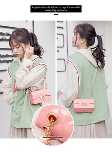 Détail du sac bandoulière rose en gelée avec motif matelassé et chaîne dorée réglable