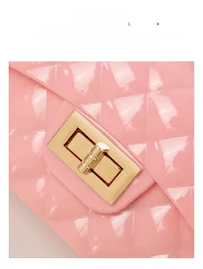 Détail du sac en PVC matelassé rose avec fermoir rotatif métallique galvanisé
