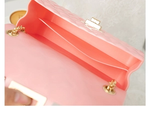 Vue détaillée de l'intérieur du sac en PVC rose avec motif losanges et chaîne dorée