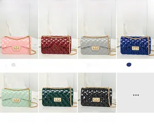 Collection de sacs à bandoulière matelassés en sept couleurs avec chaîne dorée