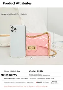 Guide des tailles du mini sac rose matelassé avec comparaison de l'iPhone 11 Pro