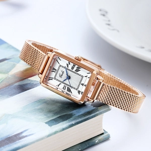 Montre rétro rectangulaire pour femme en or rose avec cadran blanc et maille
