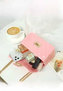 Capacité intérieure du sac rose matelassé avec téléphone et maquillage