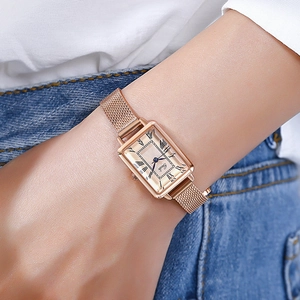 Montre Gedi rectangulaire vintage en or rose pour femme avec bracelet en maille milanaise