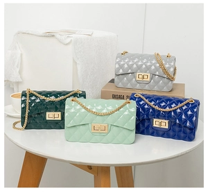 Détails de sacs en gelée PVC brillant en quatre couleurs avec chaînes dorées