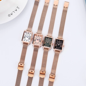 Coffret montre femme carrée rétro avec bracelet maille or rose et cadran romain