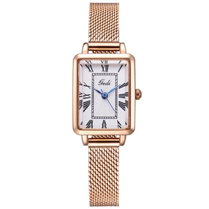 Montre vintage pour femme en or rose avec bracelet en maille et aiguilles bleues
