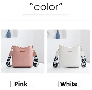 Vue détaillée de sacs seaux rose et blanc avec motif croco et bandoulières tissées stylées