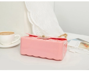 Détails du sac jelly rose avec motif matelassé et fermoir pivotant en métal doré