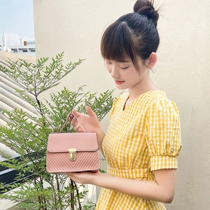 Sac à main chic en cuir rose pour femme avec texture matelassée en V et fermoir doré
