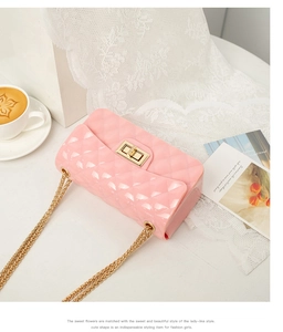 Gros plan du sac en silicone rose matelassé avec fermoir doré et bandoulière chaîne