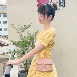 Sac à main rose chic matelassé en V avec bandoulière chaîne dorée et poignée