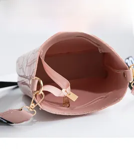 Vue macro de l'intérieur du sac seau rose avec compartiment spacieux et bandoulière