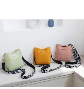 Vue détaillée des sacs seaux à motif crocodile en vert menthe, jaune et rose clair