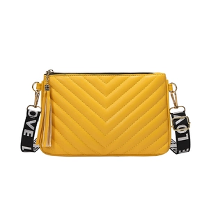 Borsa a tracolla gialla trapuntata con cinturino LOVE e dettaglio nappa decorativo