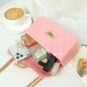 Sac bandoulière rose matelassé en silicone avec chaîne dorée et accessoires de maquillage