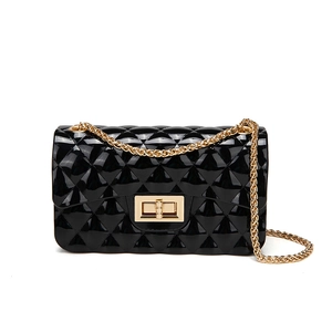 Sac jelly noir brillant matelassé avec bandoulière chaîne dorée et fermoir rotatif