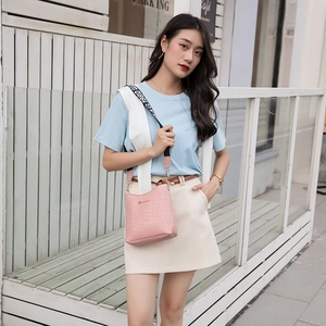 Sac bandoulière rose aspect crocodile pour femme avec large sangle à imprimé lettres