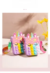 Dettaglio borse pop-it unicorno in silicone arcobaleno con tracolla regolabile