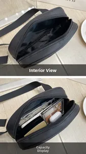 Vue intérieure montrant la capacité du sac banane noir mat pour maquillage et mobile