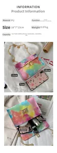 Comparaison de taille de sac à chaîne tie-dye 18x7x13cm montrant la capacité interne