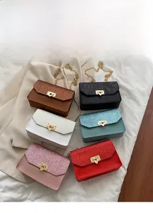 Détail de mini sacs à chaîne avec rabat à paillettes et fermoir tournant en métal