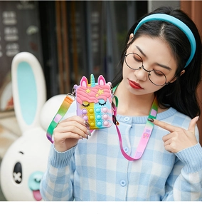 Dettaglio della borsa pop-it unicorno arcobaleno in silicone con tracolla