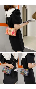 Détails de mini sacs carrés avec motifs de serpent colorés et fermoir doré à tournant
