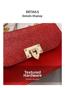 Gros plan d'un sac de soirée rouge à paillettes avec un fermoir doré texturé élégant