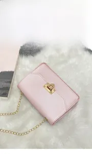 Borsa a tracolla rosa metallizzata con catena dorata e fibbia su peluche