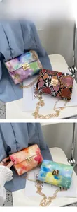 Détails de mini sacs à bandoulière en motif serpent et tie-dye avec chaîne dorée