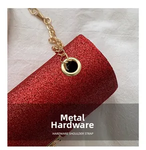 Détail des œillets métalliques dorés et de la bandoulière sur sac pailleté rouge