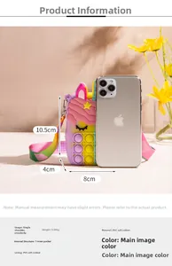 Dettaglio del confronto taglie tra la borsa in silicone a unicorno e smartphone