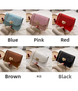 Détail de mini sacs à main scintillants en six couleurs avec fermoir doré rotatif
