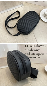 Détail de la sacoche banane noire matelassée avec couture en V et boucle en métal doré