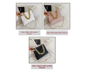 Trois options de couleurs de sacs carrés grainés avec chaînes dorées en blanc, rose et noir