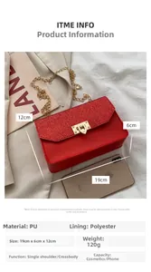 Vue détaillée du sac à chaîne à paillettes rouges avec dimensions et matériaux