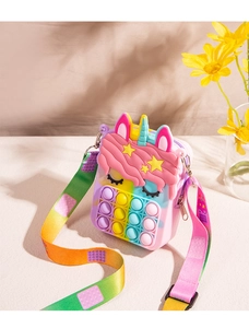 Dettaglio della borsa unicorno pop it nei colori macaron con tracolla arcobaleno