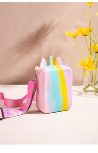 Dettaglio della borsa in silicone unicorno per bambini con strisce arcobaleno e fiori
